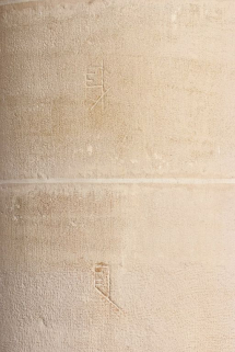 Marques de tâcheron ou d'assemblage sur un pilier de la nef. © Région Bourgogne-Franche-Comté, Inventaire du patrimoine