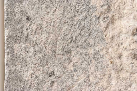 Marque de tâcheron sur la porte charretière à l'ouest de l'édifice. © Région Bourgogne-Franche-Comté, Inventaire du patrimoine