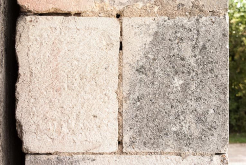 Marque de tâcheron sur la porte charretière à l'ouest de l'édifice. © Région Bourgogne-Franche-Comté, Inventaire du patrimoine