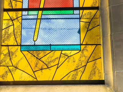 Verrière représentant un bâton de pèlerin : détail de la signature et de la date. © Région Bourgogne-Franche-Comté, Inventaire du patrimoine