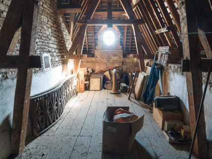 Dépôt d'objets dans les combles de la mairie. © Région Bourgogne-Franche-Comté, Inventaire du patrimoine