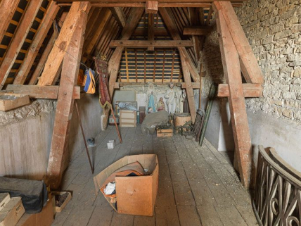 Dépôt d'objets dans les combles de la mairie. © Région Bourgogne-Franche-Comté, Inventaire du patrimoine