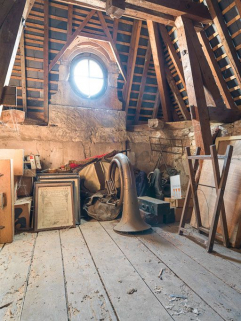 Dépôt d'objets dans les combles de la mairie. © Région Bourgogne-Franche-Comté, Inventaire du patrimoine