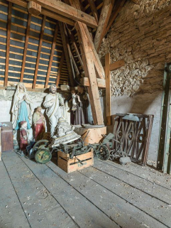 Dépôt d'objets dans les combles de la mairie. © Région Bourgogne-Franche-Comté, Inventaire du patrimoine