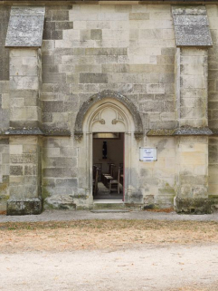 Vue de la porte d'entrée de la chapelle (pignon nord). © Région Bourgogne-Franche-Comté, Inventaire du patrimoine