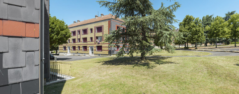 Bâtiment Binot-A, façade antérieure et vue sur le parc de la cité Binot. © Région Bourgogne-Franche-Comté, Inventaire du patrimoine