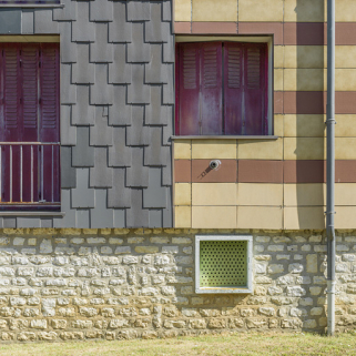 Bâtiment Binot-F, façade postérieure, détail des baies du soubassement et du rez-de-chaussée surélevé. © Région Bourgogne-Franche-Comté, Inventaire du patrimoine