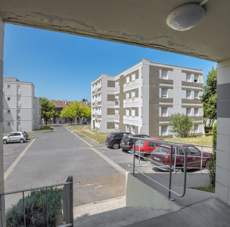 Vue sur le bâtiment 26 depuis le porche du bâtiment 27. © Région Bourgogne-Franche-Comté, Inventaire du patrimoine