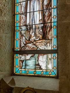 Vitrail : détail de la déformation et de l'altération des couleurs. © Région Bourgogne-Franche-Comté, Inventaire du patrimoine