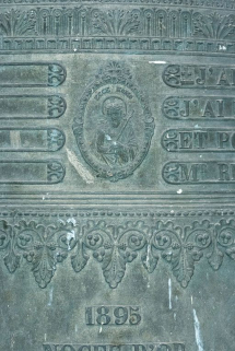 Détail de la date et de l'Ecce Homo. © Région Bourgogne-Franche-Comté, Inventaire du patrimoine