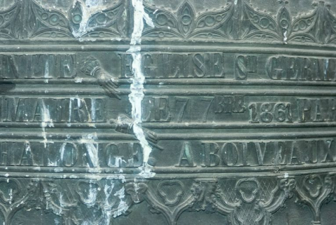 Détail de l'inscription sur la deuxième cloche. © Région Bourgogne-Franche-Comté, Inventaire du patrimoine