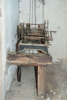 Vue de profil du mécanisme d'horloge. © Région Bourgogne-Franche-Comté, Inventaire du patrimoine