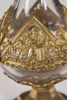 Détail du décor des burettes. © Région Bourgogne-Franche-Comté, Inventaire du patrimoine