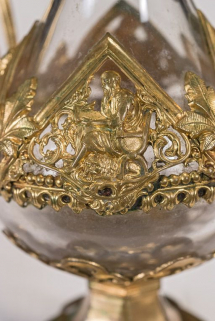 Détail du décor des burettes. © Région Bourgogne-Franche-Comté, Inventaire du patrimoine