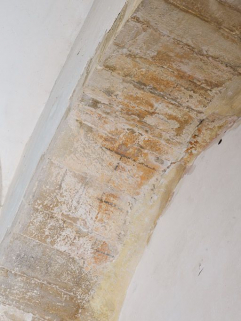 Détail des traces de peintures murales dessinant un faux appareillage, au niveau de la 1ère travée. © Région Bourgogne-Franche-Comté, Inventaire du patrimoine