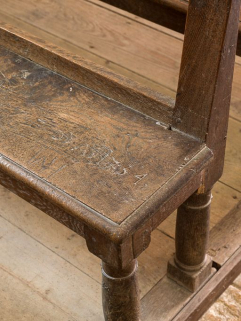 Détail d'une inscription gravée sur un banc. © Région Bourgogne-Franche-Comté, Inventaire du patrimoine