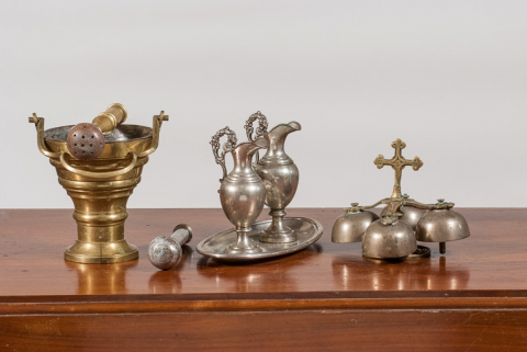 Seau à eau bénite, plateau et burettes et sonnette d'autel. © Région Bourgogne-Franche-Comté, Inventaire du patrimoine
