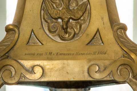 Détail de l'inscription du don de Naopléeon III sur la croix d'autel. © Région Bourgogne-Franche-Comté, Inventaire du patrimoine