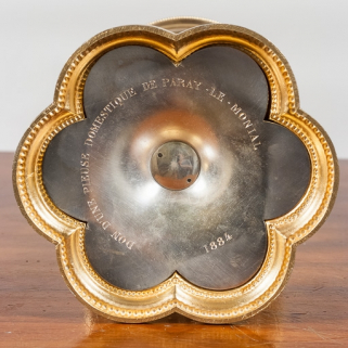 Inscription du donateur, sous le pied. © Région Bourgogne-Franche-Comté, Inventaire du patrimoine