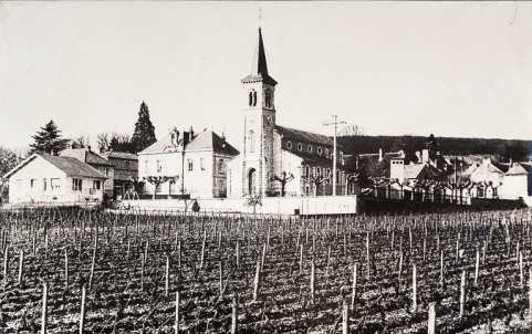 L'église d'Aloxe-Corton. Reproduction d'une reproduction d'une photographie (Mairie, Aloxe-Corton). © Région Bourgogne-Franche-Comté, Inventaire du patrimoine