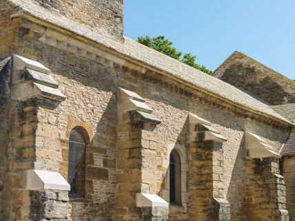 Elévation sud-ouest, détail des contreforts et de la corniche. © Région Bourgogne-Franche-Comté, Inventaire du patrimoine