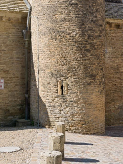 Tourelle d'escalier : détail du jour en archère. © Région Bourgogne-Franche-Comté, Inventaire du patrimoine