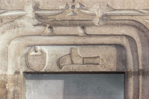 Détail du décor sculpté du lavabo de la chapelle nord. © Région Bourgogne-Franche-Comté, Inventaire du patrimoine