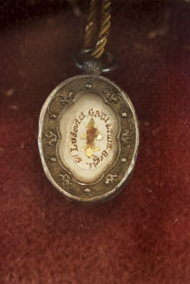 Détail du médaillon-reliquaire. © Région Bourgogne-Franche-Comté, Inventaire du patrimoine