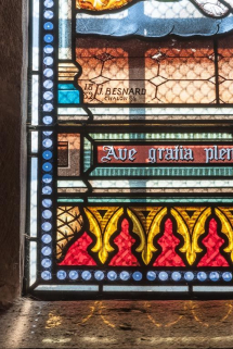 Détail de la signature sur l'Annonciation. © Région Bourgogne-Franche-Comté, Inventaire du patrimoine Détail de la signature sur l'Annonciation. © Région Bourgogne-Franche-Comté, Inventaire du patrimoine