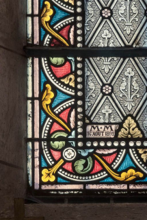 Détail de la date et de la signature sur le vitrail de saint Vincent. © Région Bourgogne-Franche-Comté, Inventaire du patrimoine Détail de la date et de la signature sur le vitrail de saint Vincent. © Région Bourgogne-Franche-Comté, Inventaire du patrimoine