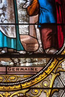 Détail de la signature sur le vitrail de sainte Germaine. © Région Bourgogne-Franche-Comté, Inventaire du patrimoine Détail de la signature sur le vitrail de sainte Germaine. © Région Bourgogne-Franche-Comté, Inventaire du patrimoine