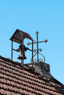 Petit campanile en métal et croix en fer forgé. © Région Bourgogne-Franche-Comté, Inventaire du patrimoine