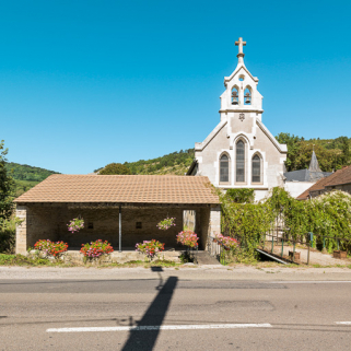 Façade principale de la chapelle et lavoir au premier plan. © Région Bourgogne-Franche-Comté, Inventaire du patrimoine