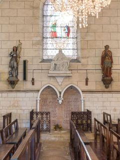 Plaque commémorative et statues. © Région Bourgogne-Franche-Comté, Inventaire du patrimoine