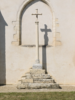 Croix monumentale contre le chevet. © Région Bourgogne-Franche-Comté, Inventaire du patrimoine