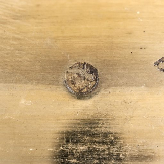 Détail de poinçon sur la lèvre de la coupe. © Région Bourgogne-Franche-Comté, Inventaire du patrimoine Détail de poinçon sur la lèvre de la coupe. © Région Bourgogne-Franche-Comté, Inventaire du patrimoine