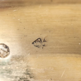 Détail de poinçons sur la lèvre de la coupe. © Région Bourgogne-Franche-Comté, Inventaire du patrimoine Détail de poinçons sur la lèvre de la coupe. © Région Bourgogne-Franche-Comté, Inventaire du patrimoine