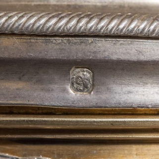 Poinçon sur le couvercle. © Région Bourgogne-Franche-Comté, Inventaire du patrimoine Poinçon sur le couvercle. © Région Bourgogne-Franche-Comté, Inventaire du patrimoine