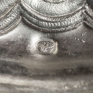 Poinçon sur le couvercle. © Région Bourgogne-Franche-Comté, Inventaire du patrimoine Poinçon sur le couvercle. © Région Bourgogne-Franche-Comté, Inventaire du patrimoine