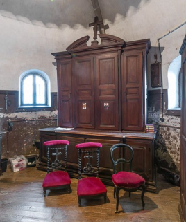 Meuble de sacristie et prie-dieu. © Région Bourgogne-Franche-Comté, Inventaire du patrimoine