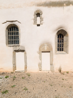 Baies et portes murées de l'élévation sud de la nef. © Région Bourgogne-Franche-Comté, Inventaire du patrimoine