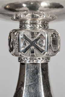 Détail d'une face du noeud du calice : chrisme. © Région Bourgogne-Franche-Comté, Inventaire du patrimoine