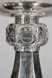 Détail de la face représentant des pains dans un panier. © Région Bourgogne-Franche-Comté, Inventaire du patrimoine