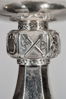 Détail de la face représentant deux lances croisées avec les initiales "S" et "B". © Région Bourgogne-Franche-Comté, Inventaire du patrimoine