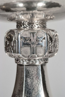 Détail de la face représentant une croix avec deux oiseaux. © Région Bourgogne-Franche-Comté, Inventaire du patrimoine