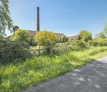 Vue d'ensemble des bâtiments de l'ancienne féculerie avec la cheminée. © Région Bourgogne-Franche-Comté, Inventaire du patrimoine