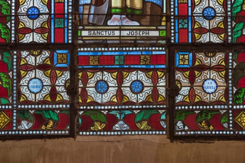 Saint Joseph : détail de la singature du peintre-verrier. © Région Bourgogne-Franche-Comté, Inventaire du patrimoine