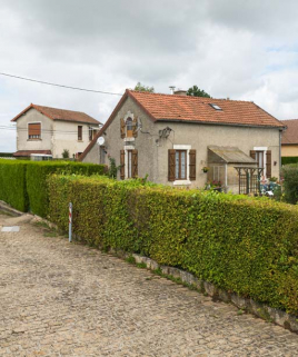 Vue rapprochée de la maison. © Région Bourgogne-Franche-Comté, Inventaire du patrimoine Vue rapprochée de la maison. © Région Bourgogne-Franche-Comté, Inventaire du patrimoine