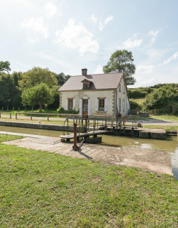 Vue du sas et de la maison éclusière. © Région Bourgogne-Franche-Comté, Inventaire du patrimoine