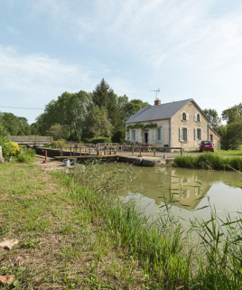 Vue du sas et de la maison éclusière. © Région Bourgogne-Franche-Comté, Inventaire du patrimoine